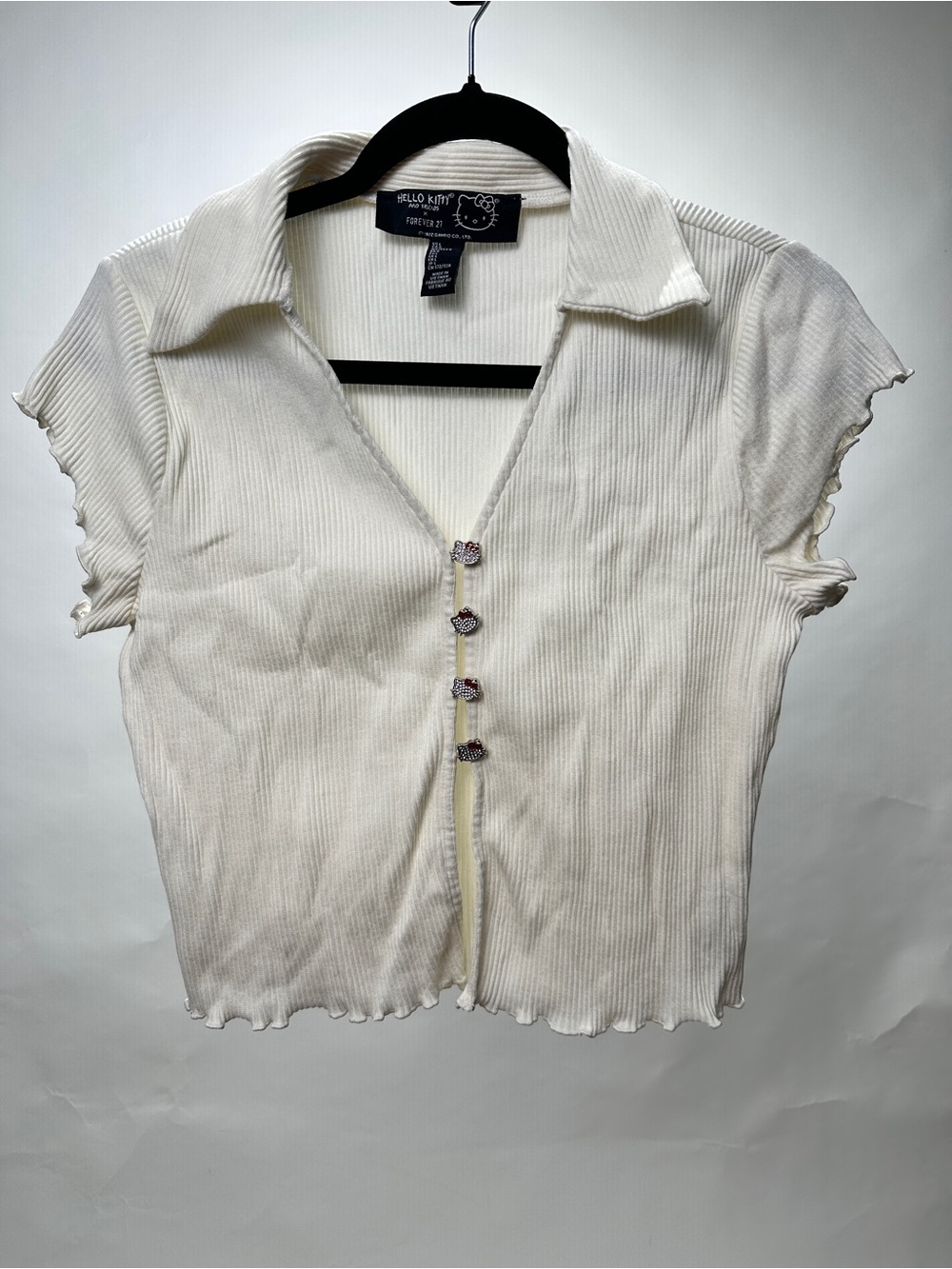 Hello Kitty Cream Ribbed Short-Sleeve Collared Crop Button-Up